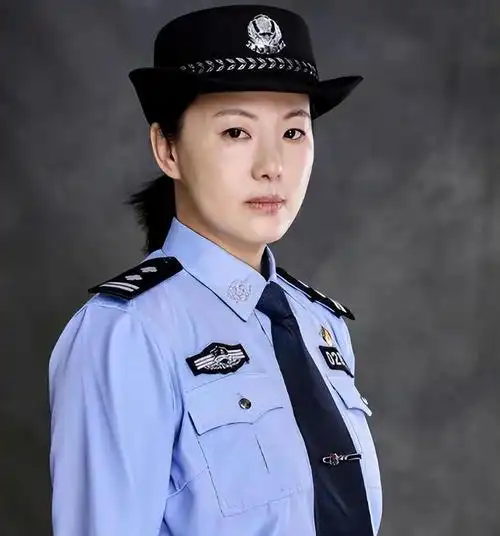 的气质,从形象上看,她并不适合警察类的角色,但当她穿上警服的那一刻