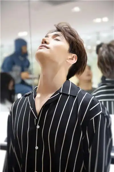 组图:小五金恩圣亮相三里屯 退伍归来魅力依旧