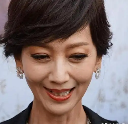 在这张照片中,赵雅芝虽然化了精致的妆容,但依然难以掩饰岁月的痕迹.