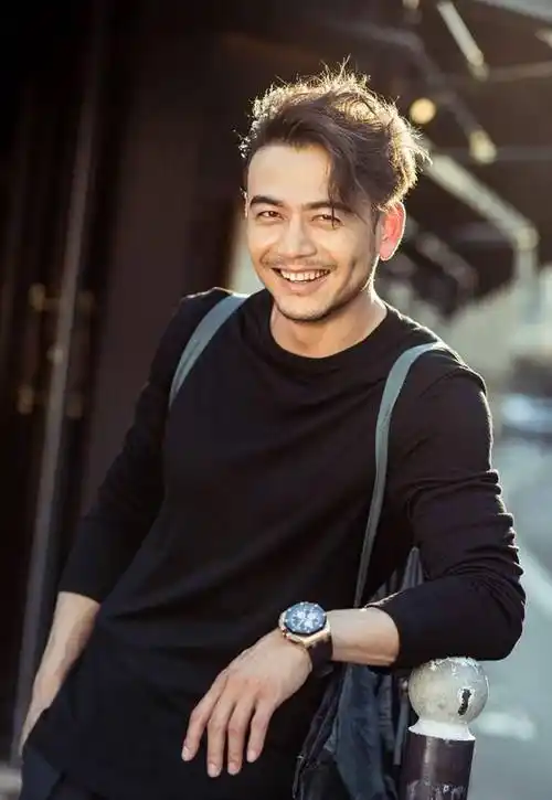 他从出道到现在,演绎了很多硬汉类的角色,加上他骨子里那种东北人的