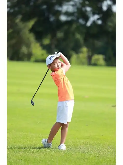 7岁男娃高尔夫球打85杆