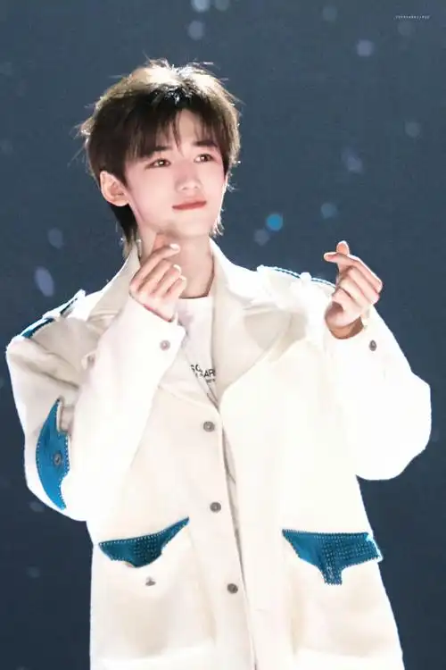 宋亚轩晚安彩排照#宋亚轩晚安彩排照侧颜也太帅了吧,收官照白色匆衣