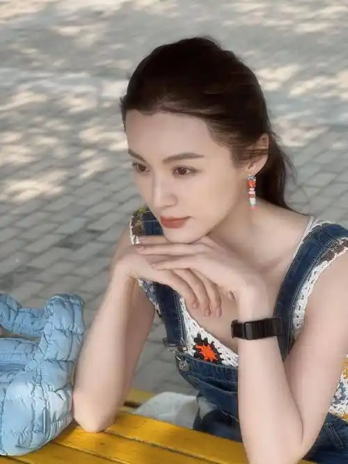 女星毛林林穿着吊带服,长发披肩,清纯如少女_短发_写真_头发