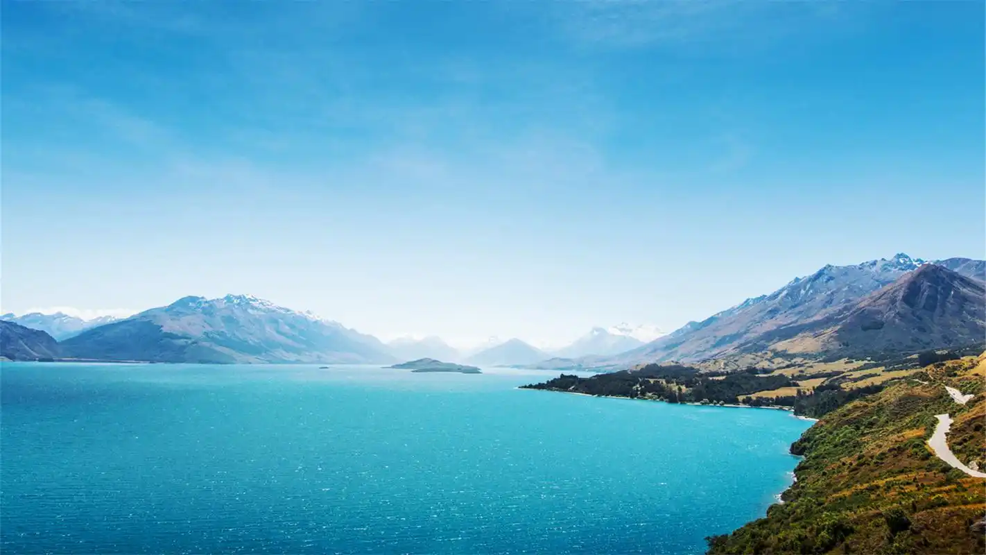 清新静谧的蓝色大海自然风光高清桌面壁纸