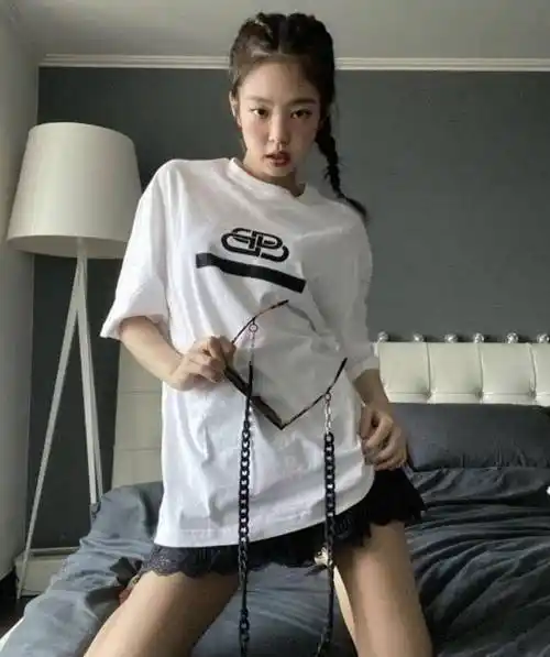 原创jennie午夜出镜权志龙意外出镜穿粉色豹纹秀直角肩二人合作有望