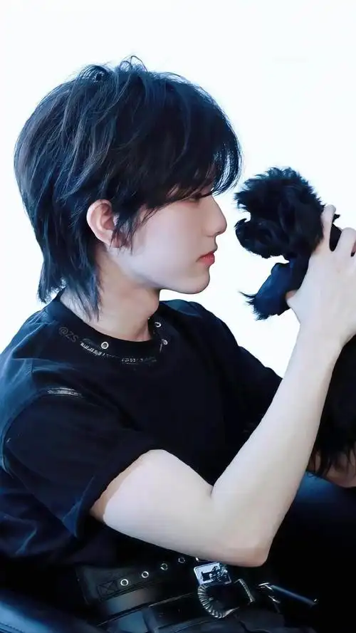 他戴口罩的侧脸弧度跟他手里这只小狗狗一模一样