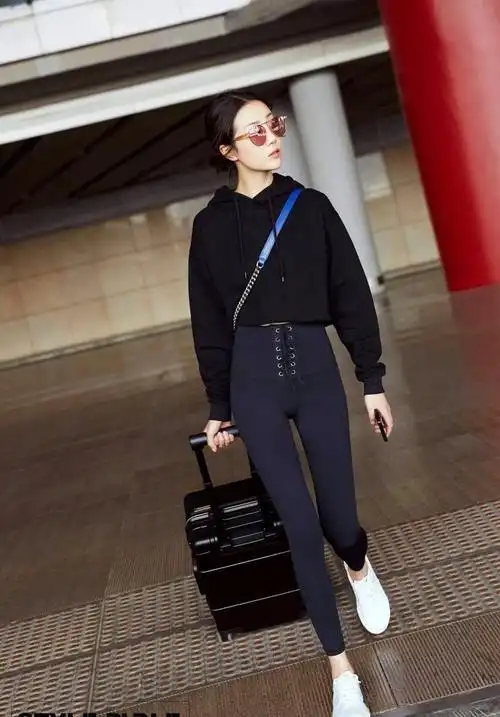 李溪芮万年不变,一头短发素颜出门,穿条紧身裤!