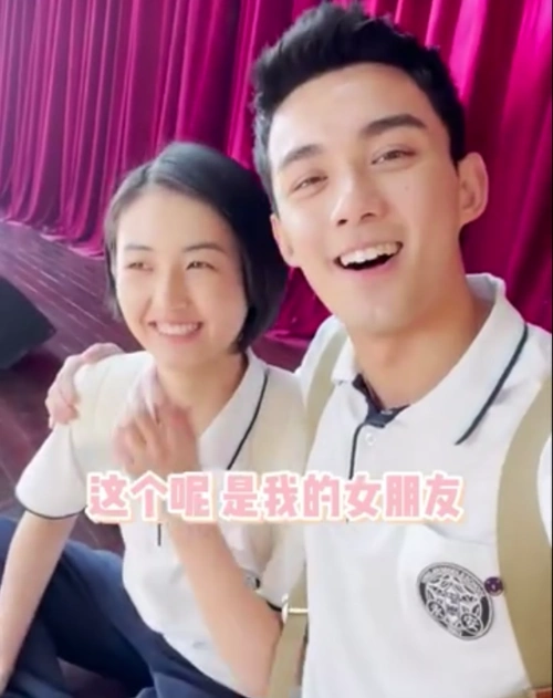 吴磊和张子枫公开新剧恋情两人甜蜜拥抱相当适合的一对情侣