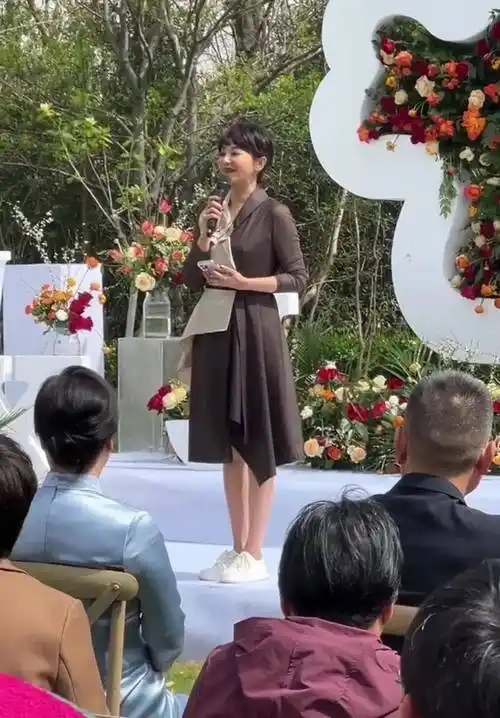 方琼主持婚礼被拍,近50岁穿衬衫裙小白鞋,还像从前一样落落大方