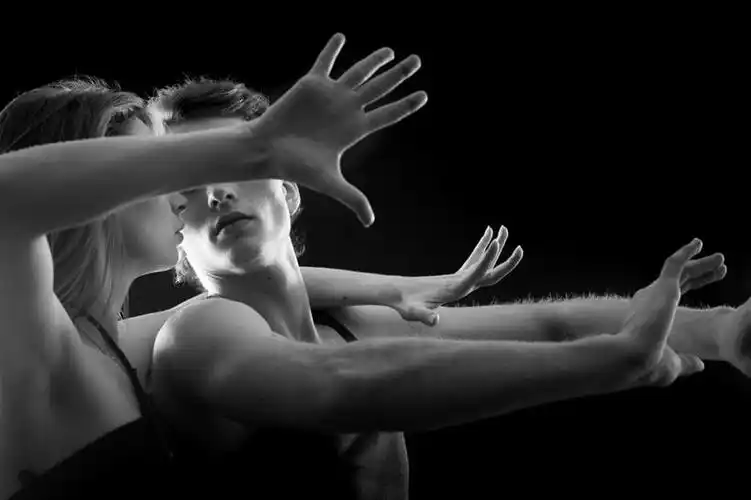 西方人,手,两个人,站,伸展双臂,横图,黑白,室内,白天,侧面,爱情,跳舞