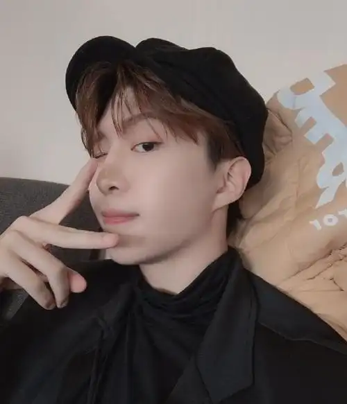 范丞丞晒9宫格自拍照最后一张照片亮了网友太会评价了