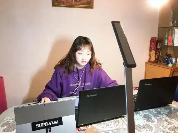 一家三口变身十八线开外主播他们来自上海教师世家