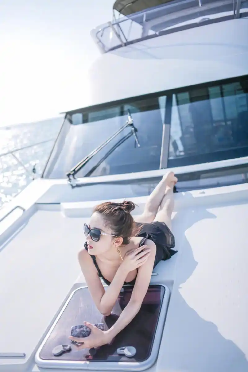 古力娜扎的比基尼,完美展示出她的好身材,每一个曲线都优美动人,仿佛