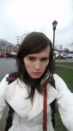 气质,外貌和行为都更加女性化,他也开始像女孩子那样穿衣服了.