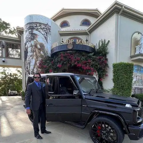 beynon)经常在他的"糖果"豪宅举办奢侈派对,也因此,人们都称他为"糖果