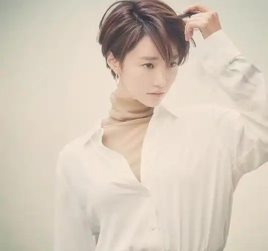 迪丽热巴短发造型失败拉低颜值中国时尚杂志能提高审美能力吗