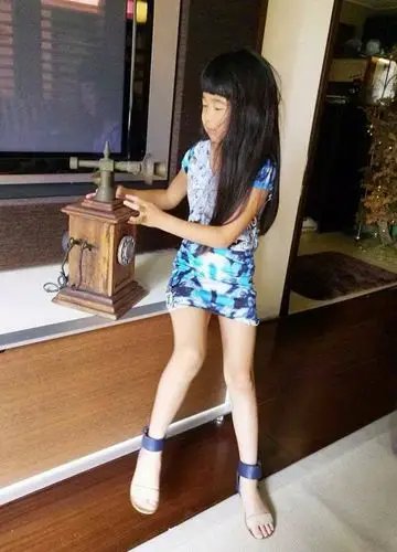 曹格晒妻女近照,8岁grace身高猛长长腿吸睛,和吴速玲神似姐妹花