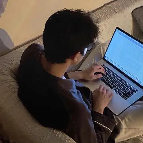 不露脸男头  鸭舌帽/帅气/清冷/耳机/留学  #男头##头像##帅哥##氛围