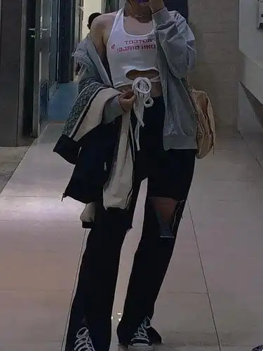 同学穿件衣服吧