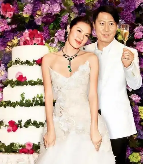 结婚后的黎明对妻子体贴备至,无微不至地满足着她的一切需求.