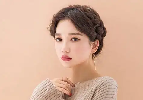 长发淑女名媛们秋冬想要拥有一款浪漫优雅盘发发型,完全可以将头发先