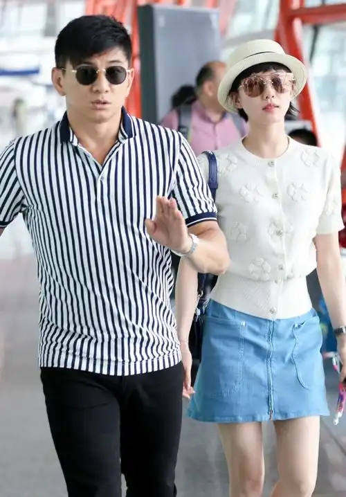 刘诗诗与大17岁的吴奇隆走机场穿搭时髦显瘦反衬男方略显微胖