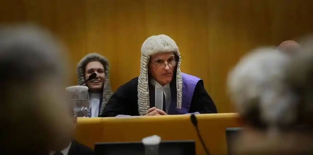 既不美观又不实用,为什么英国的法官要戴假发?有什么实际意义?