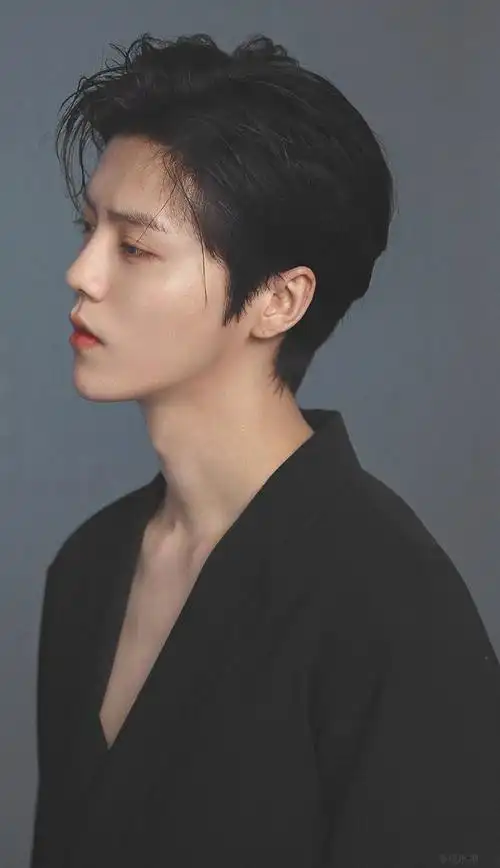 鹿晗银灰发侧颜照#来欣赏帅哥的精致侧脸合集棱角分明!