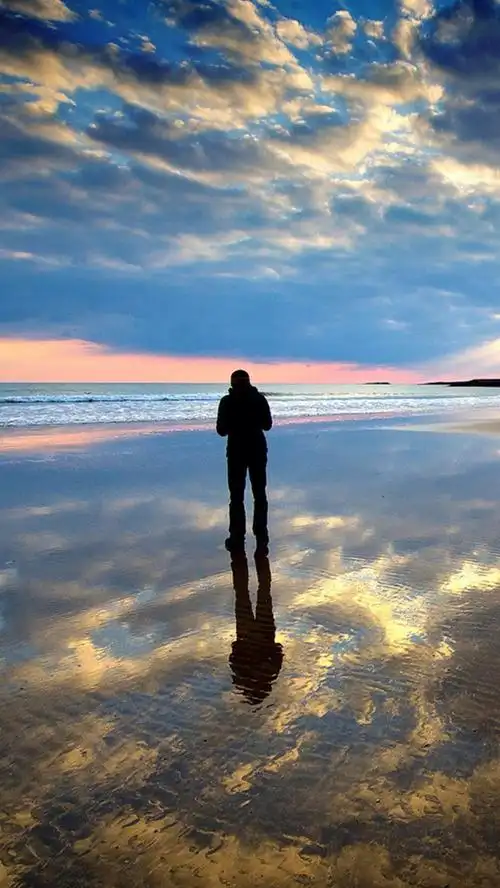 沙摊上孤独的人h5素材背景