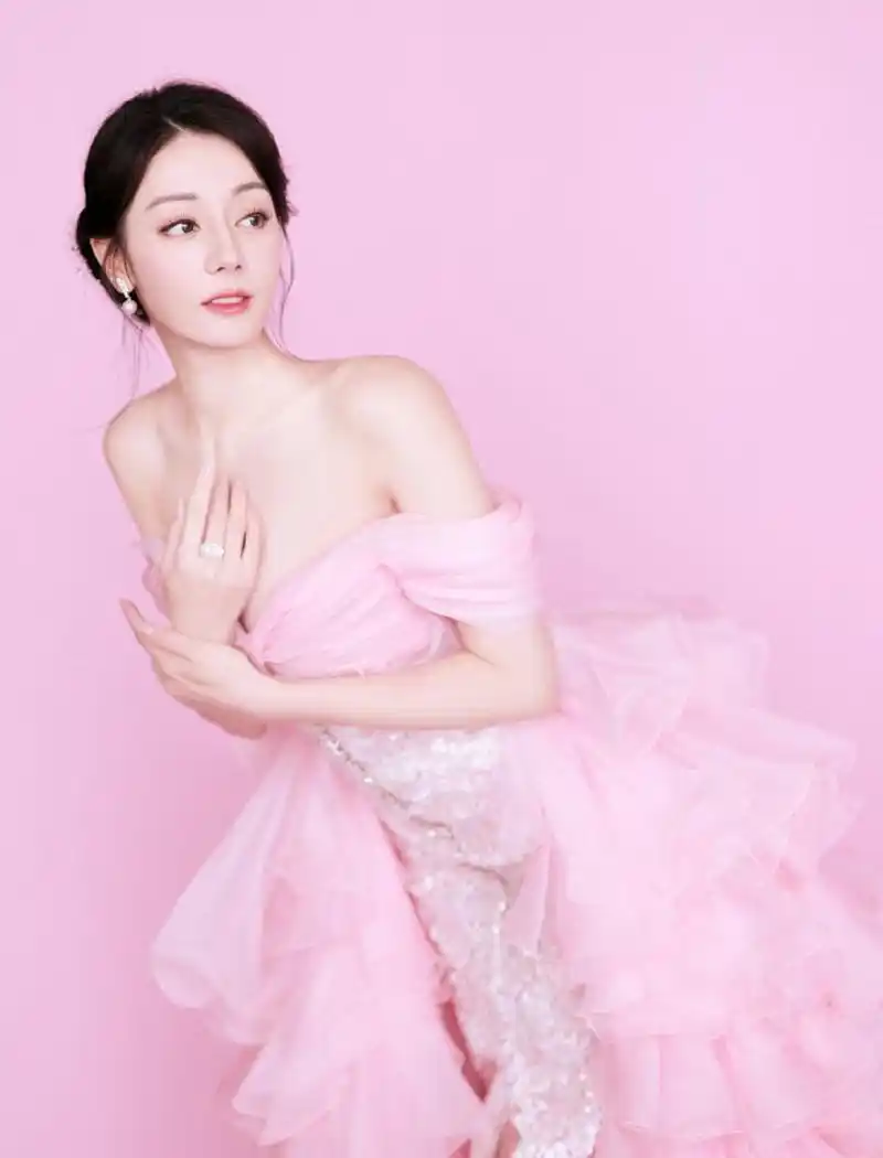 迪丽热巴粉色低胸长裙写真,甜美诱人,可爱感爆棚,太惹人喜爱了!