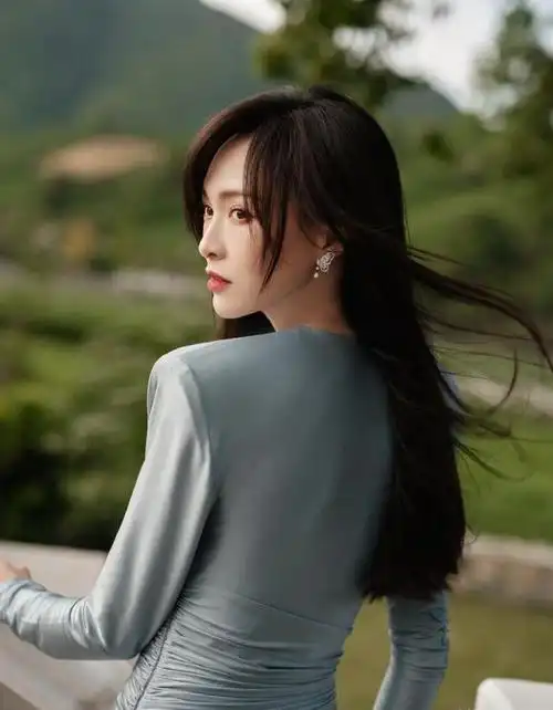 唐嫣的身材还挺有看头的一袭香槟色曳地长裙看着太动人了