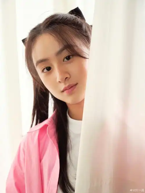 女儿森碟近照曝光 穿抹胸裙对镜自拍似小公主_影视资讯网明星报道