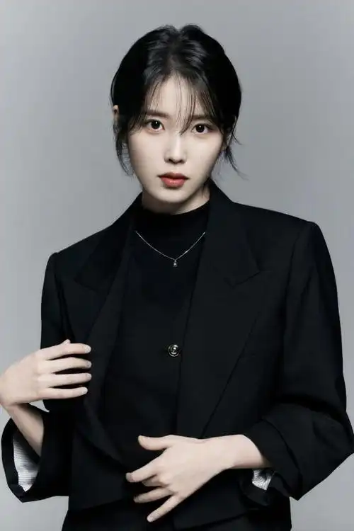 韩国女歌手iu(李知恩)最近因涉嫌剽窃6首歌曲而成为了热议的话题.