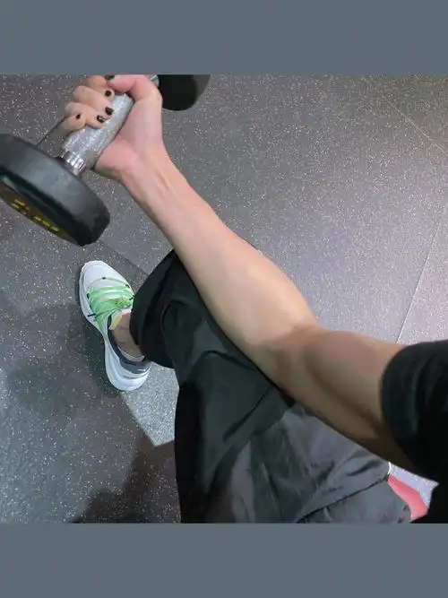 撸铁日常被自己的肱二头肌猛到