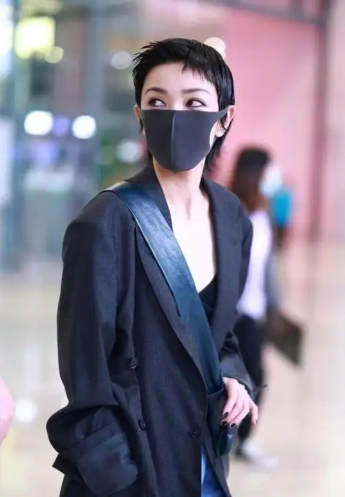 女生中性偏男短发,女生适合剪的男生发型(郭采洁穿宽肩西装配牛仔裤)
