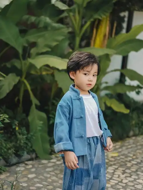 穿中国风的小男孩真的太萌啦