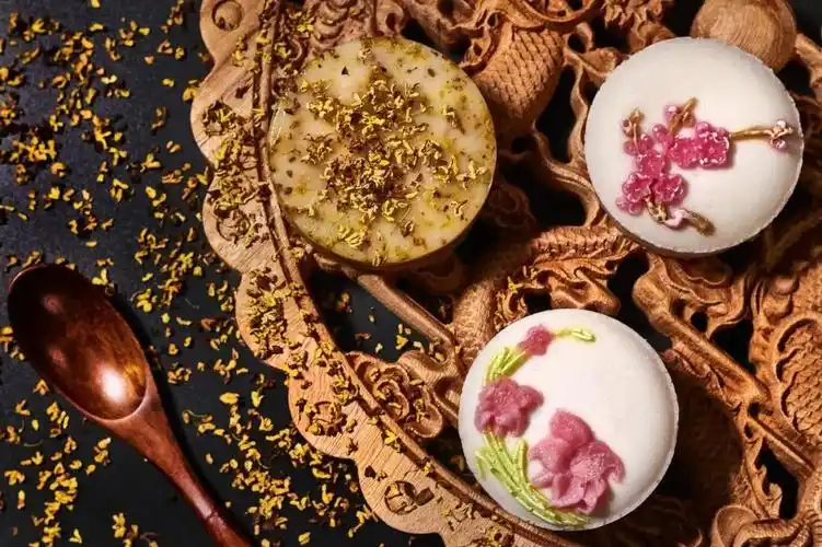 加了栗子的藕粉桂花糖糕,让你仿佛置身于清朝宫廷中.