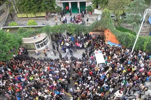 云南昆明北京路明通小学发生踩踏