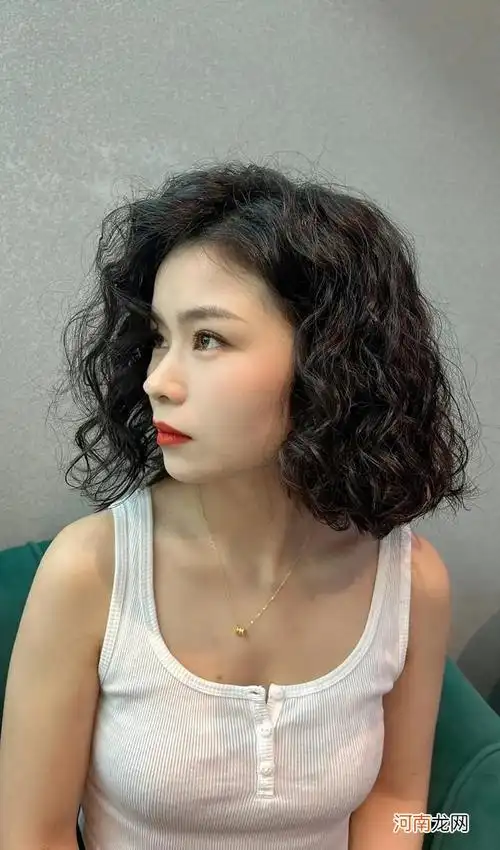 最火女士短发14款 女生短发烫发发型2022