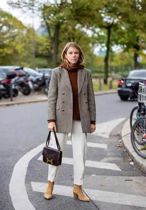 格子西装的经典搭配,和短裤的碰撞更为惊艳,很适合职场女性