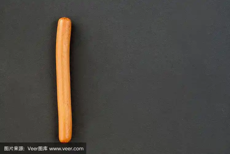 黑色背景上的一根细香肠