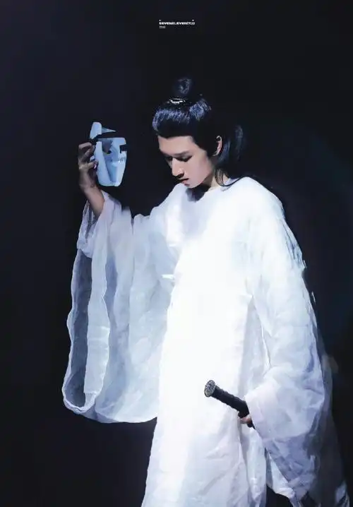 严浩翔的古装#严浩翔北电汇演饰演太子无鸾,白衣古装造型你觉得悦么