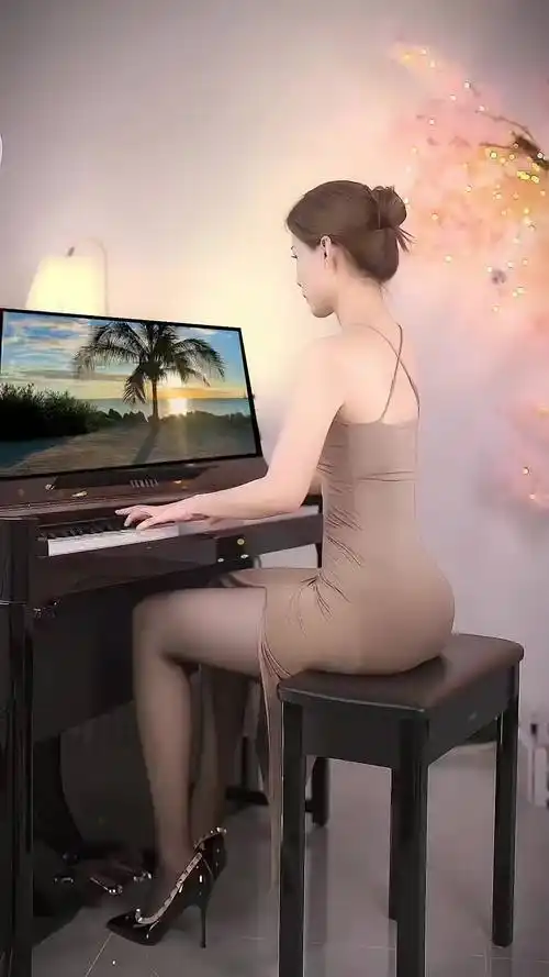 弹钢琴的小姐姐美女大长腿弹琴给你听