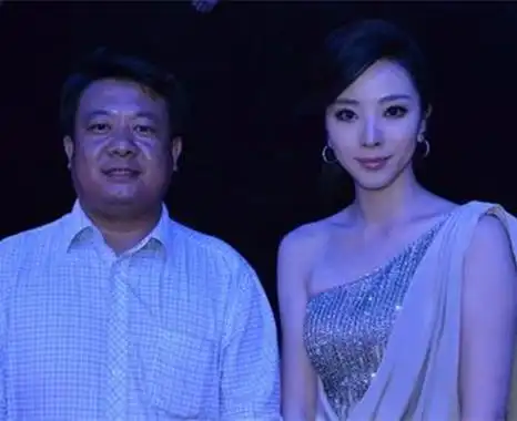 图主持人李思思老公照片背景央视一姐背后的男人