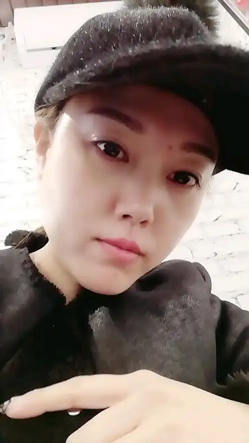 第一次自拍,等儿子无聊拍的,不要见笑啊亲人们!