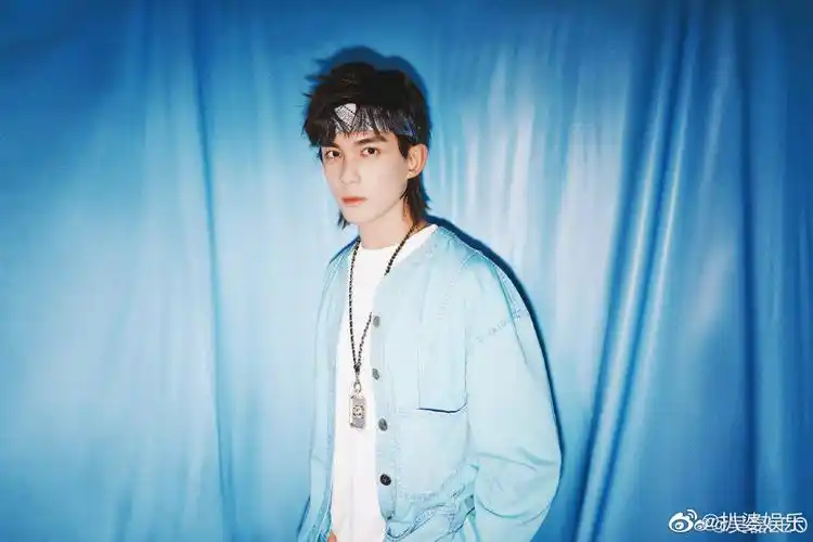 吴磊的西装路透图终于等到吴磊的宝格丽活动造型啦