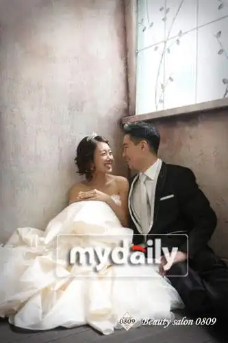 徐敏静21日在个人网站上首次公开了婚纱照