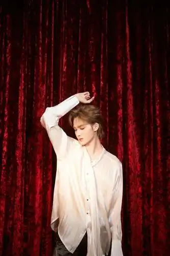 朱正廷金曲青春造型照九宫格出炉行走的雕塑呈现美貌冲击