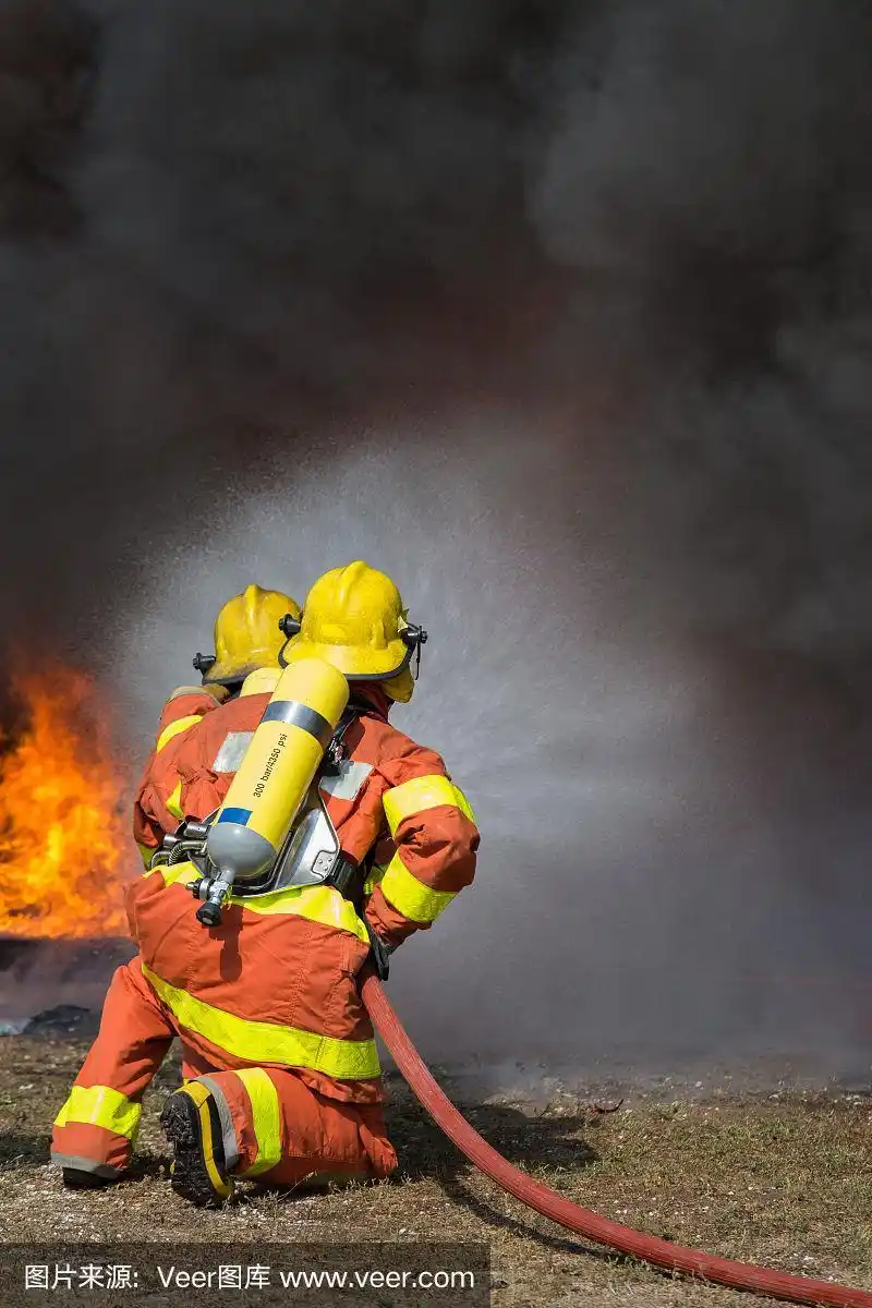 2名消防员在灭火