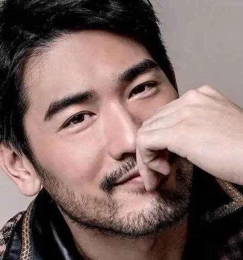 他是被人遗忘的艺人高以翔非科班出身因为机缘巧合而步入娱乐圈